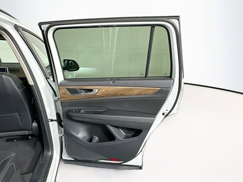 Used 2025 Volkswagen Atlas SE image 30