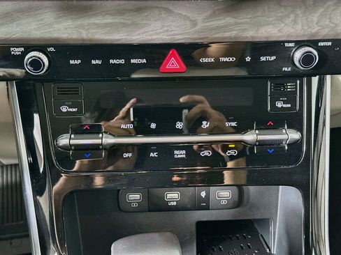 Used 2024 Kia Carnival EX FWD image 24