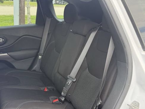 Used 2019 Jeep Cherokee Latitude w/ Popular Appearance Group FWD image 29
