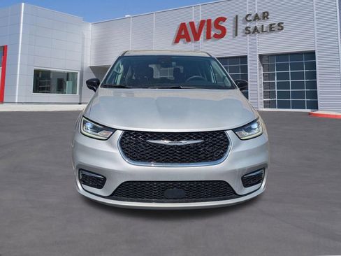 Used 2024 Chrysler Pacifica Touring-L FWD image 2