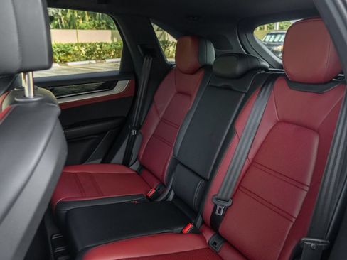 Used 2024 Porsche Cayenne AWD/4WD image 22