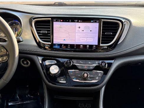 Used 2025 Chrysler Pacifica Limited FWD image 5