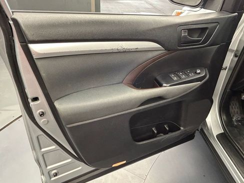 Used 2019 Toyota Highlander LE FWD image 12