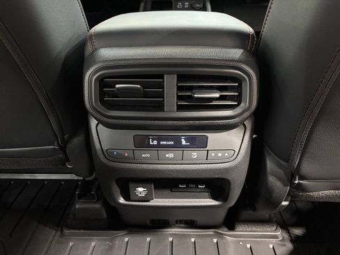 Used 2025 Honda Pilot TrailSport image 32