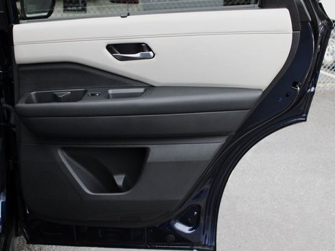 Certified 2024 Nissan Pathfinder SL image 18