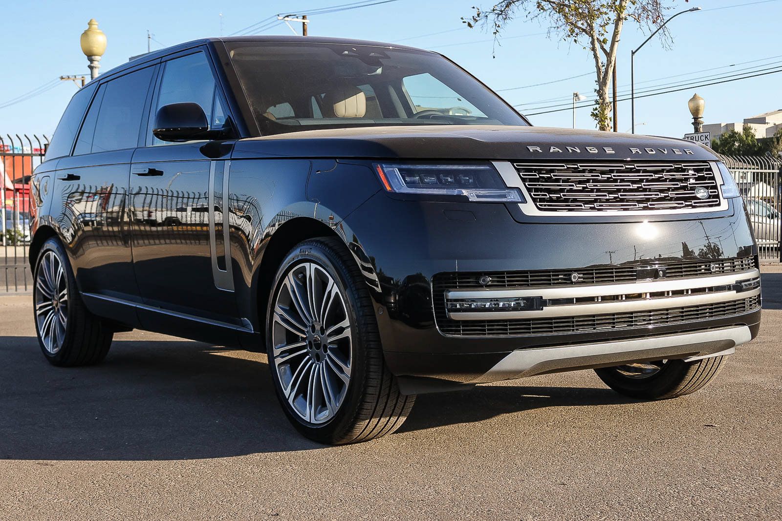 New 2026 Land Rover Range Rover Long Wheelbase SE AWD/4WD image 3