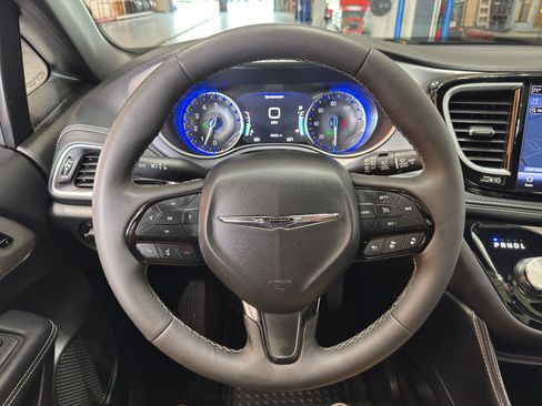 Used 2025 Chrysler Pacifica Limited FWD image 24