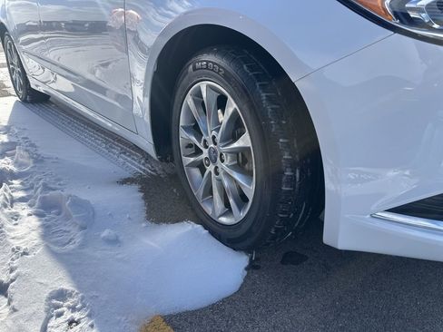 Used 2017 Ford Fusion SE w/ Fusion SE Technology Package image 5