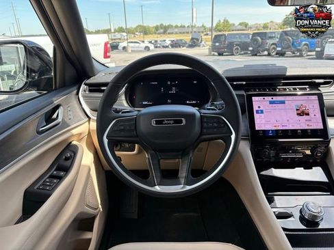 New 2025 Jeep Grand Cherokee Limited w/ Black Appearance Package AWD/4WD image 13