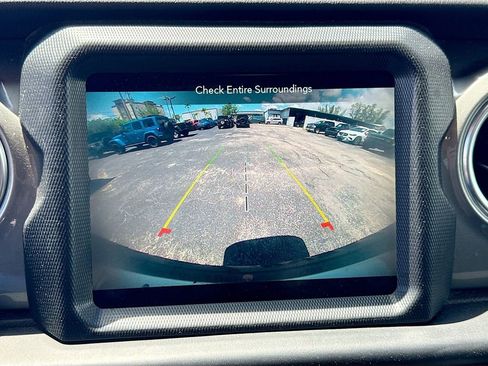 Used 2022 Jeep Wrangler Unlimited Sahara w/ Cold Weather Group AWD/4WD image 15