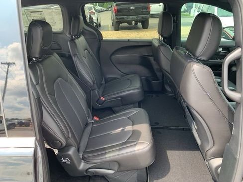 New 2026 Chrysler Pacifica Select image 28
