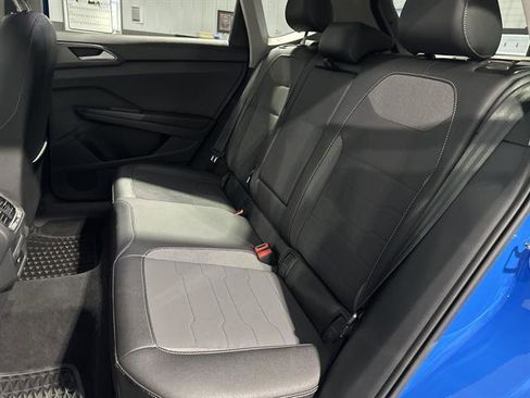 Certified 2025 Volkswagen Taos SE image 18