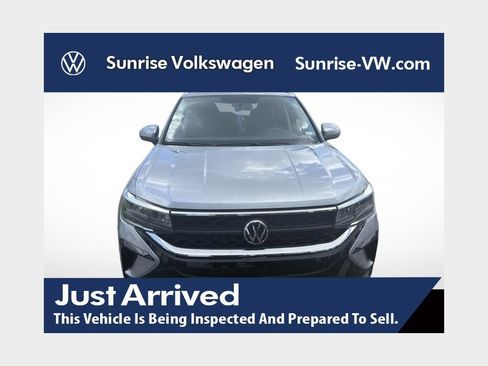 Used 2022 Volkswagen Taos SE FWD image 1