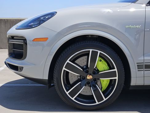 Certified 2023 Porsche Cayenne Turbo S AWD/4WD image 13