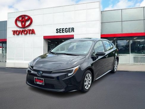Used 2025 Toyota Corolla LE FWD image 11