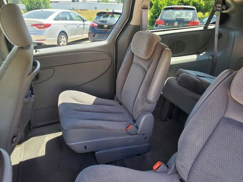 Used 2005 Chrysler Town & Country Touring FWD image 12