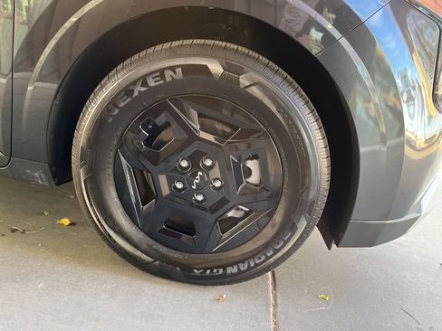 Used 2025 Kia Carnival image 36