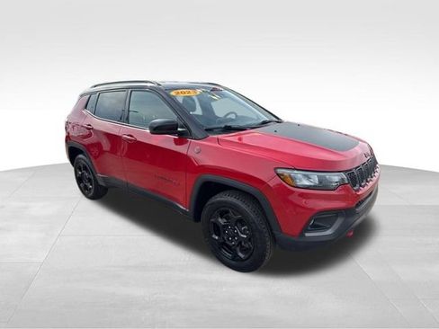 Used 2023 Jeep Compass Trailhawk w/ Trailhawk Convenience Group AWD/4WD image 3