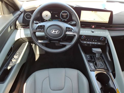 Certified 2025 Hyundai Elantra Limited FWD image 18