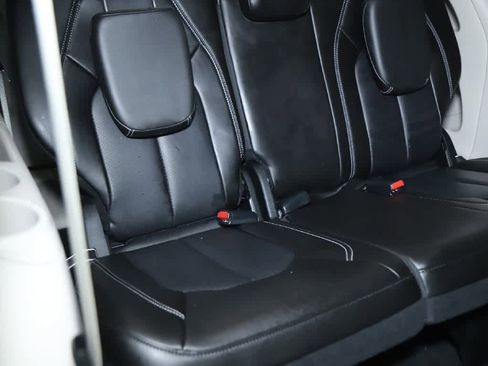 Used 2023 Chrysler Pacifica Touring-L image 32