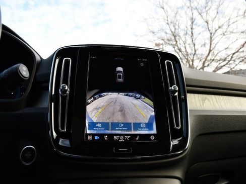 Used 2025 Volvo XC40 B5 Core image 13