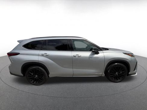 Used 2024 Toyota Highlander XSE FWD image 16