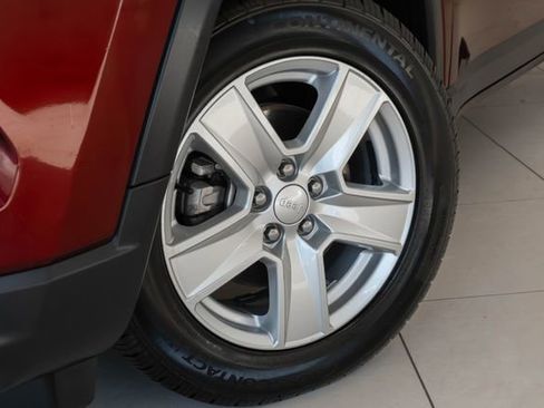 Used 2022 Jeep Compass Latitude FWD image 2