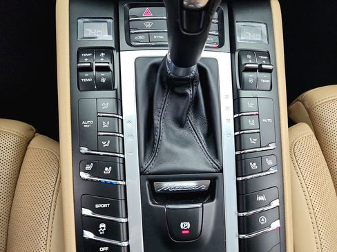 Used 2020 Porsche Macan AWD/4WD image 21