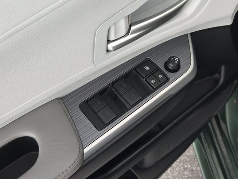 Used 2025 Toyota Sienna XLE FWD image 28