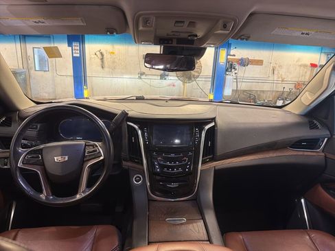 Used 2018 Cadillac Escalade ESV Premium Luxury image 4