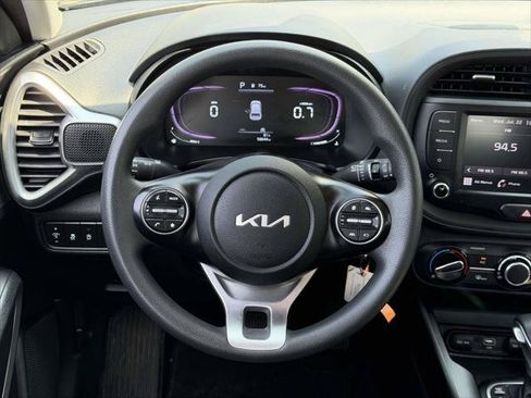 Used 2023 Kia Soul LX w/ LX Technology Package FWD image 17