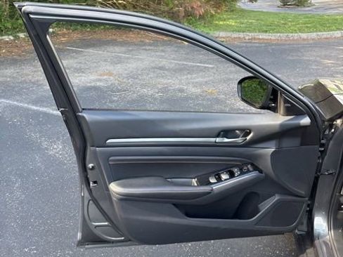 Used 2023 Nissan Altima 2.0 SR FWD image 12