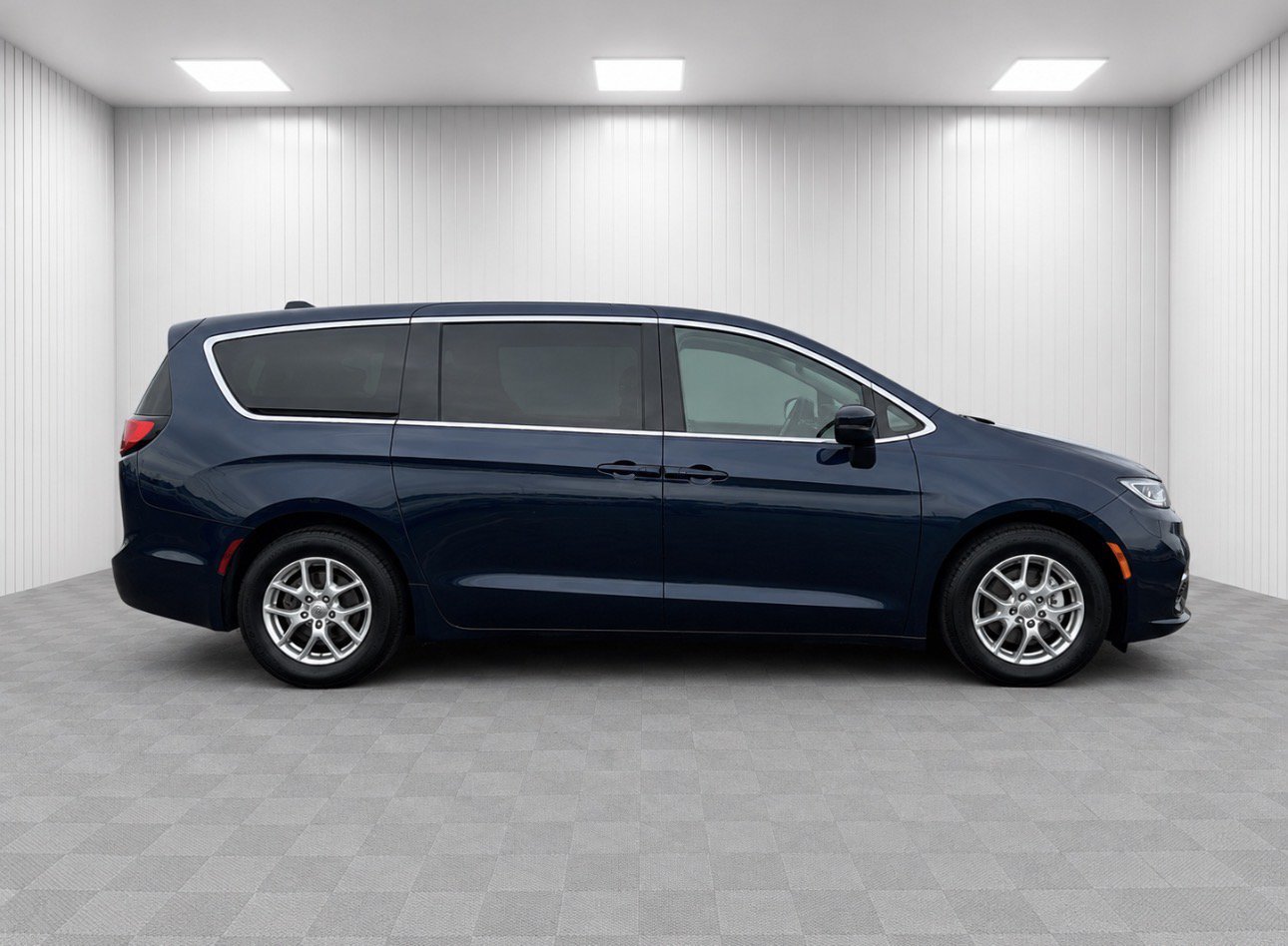 Used 2023 Chrysler Pacifica Touring-L FWD image 2