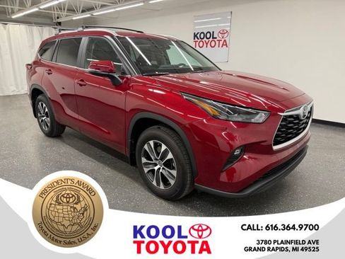 Used 2023 Toyota Highlander XLE AWD/4WD image 1
