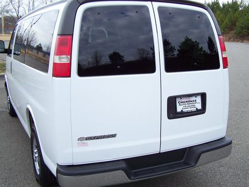 Used 2017 Chevrolet Express 2500 LT w/ LT Preferred Equipment Group image 18