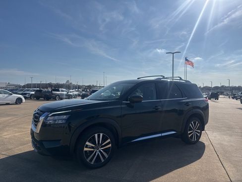 Used 2025 Nissan Pathfinder Platinum image 10