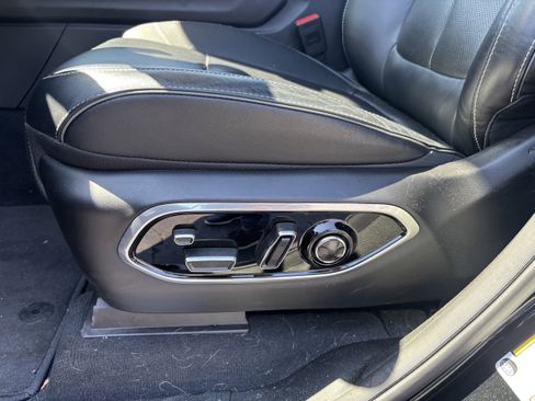 Used 2024 Jeep Grand Cherokee Overland w/ Luxury Tech Group IV image 10