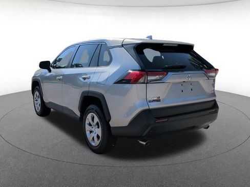 Used 2022 Toyota RAV4 LE FWD image 4