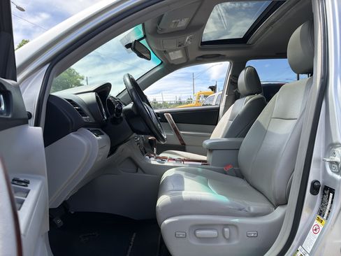 Used 2013 Toyota Highlander Limited AWD/4WD image 9