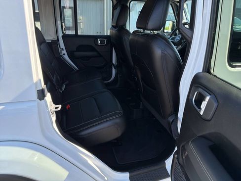 Used 2019 Jeep Wrangler Unlimited Sahara w/ Uconnect 4C Nav & Sound Group AWD/4WD image 11