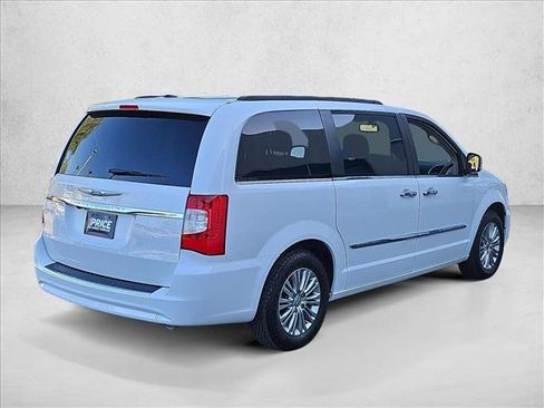 Used 2016 Chrysler Town & Country Touring-L FWD image 5