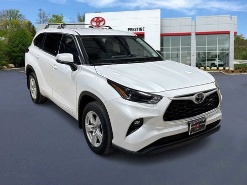 Used 2022 Toyota Highlander LE image 1