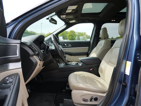 Used 2018 Ford Explorer XLT w/ Equipment Group 202A AWD/4WD image 13