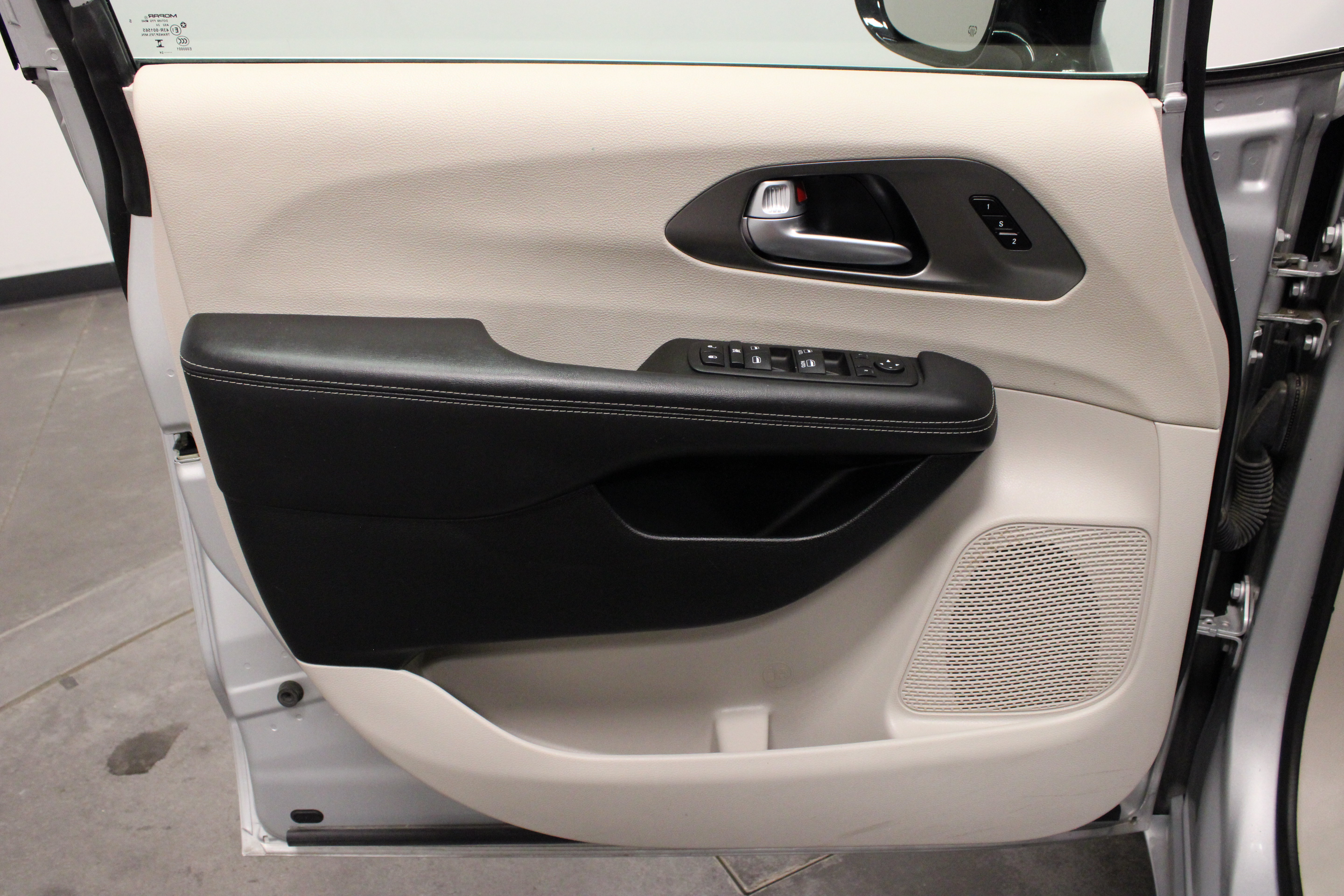 Used 2024 Chrysler Pacifica Touring-L FWD image 18