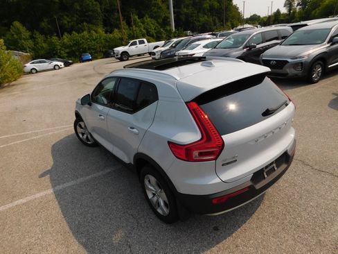 Used 2021 Volvo XC40 T4 Momentum FWD image 8