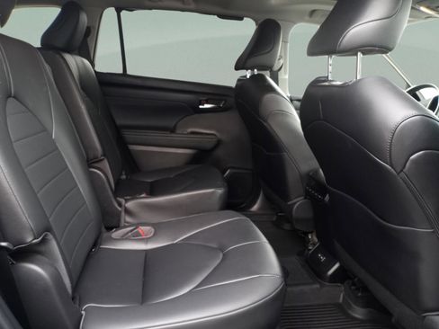 Used 2023 Toyota Highlander XLE image 35