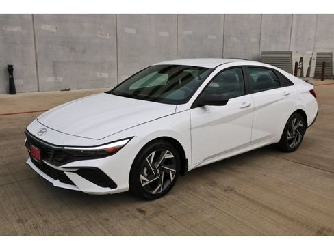 Certified 2025 Hyundai Elantra Sport FWD image 4