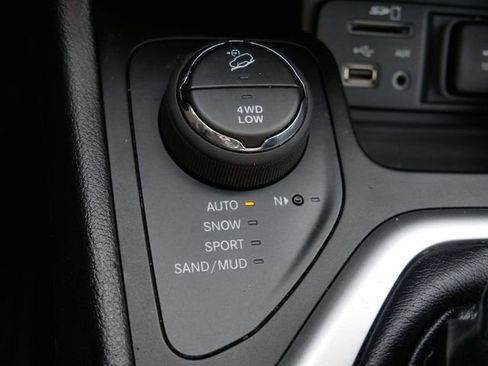 Used 2018 Jeep Cherokee Overland w/ Heavy Duty Protection Group AWD/4WD image 24