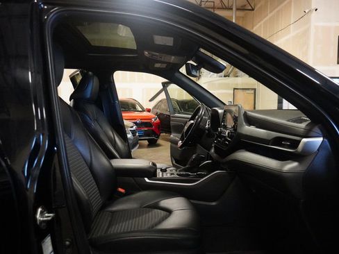 Used 2022 Toyota Highlander XSE image 6