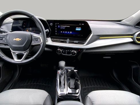 Used 2024 Chevrolet Trax LT w/ Sunroof Package FWD image 16